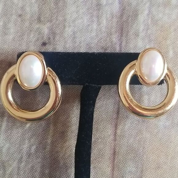 GOLDTONE HOOP AND FAUX PEARL EARRINGS - Picture 1 of 6